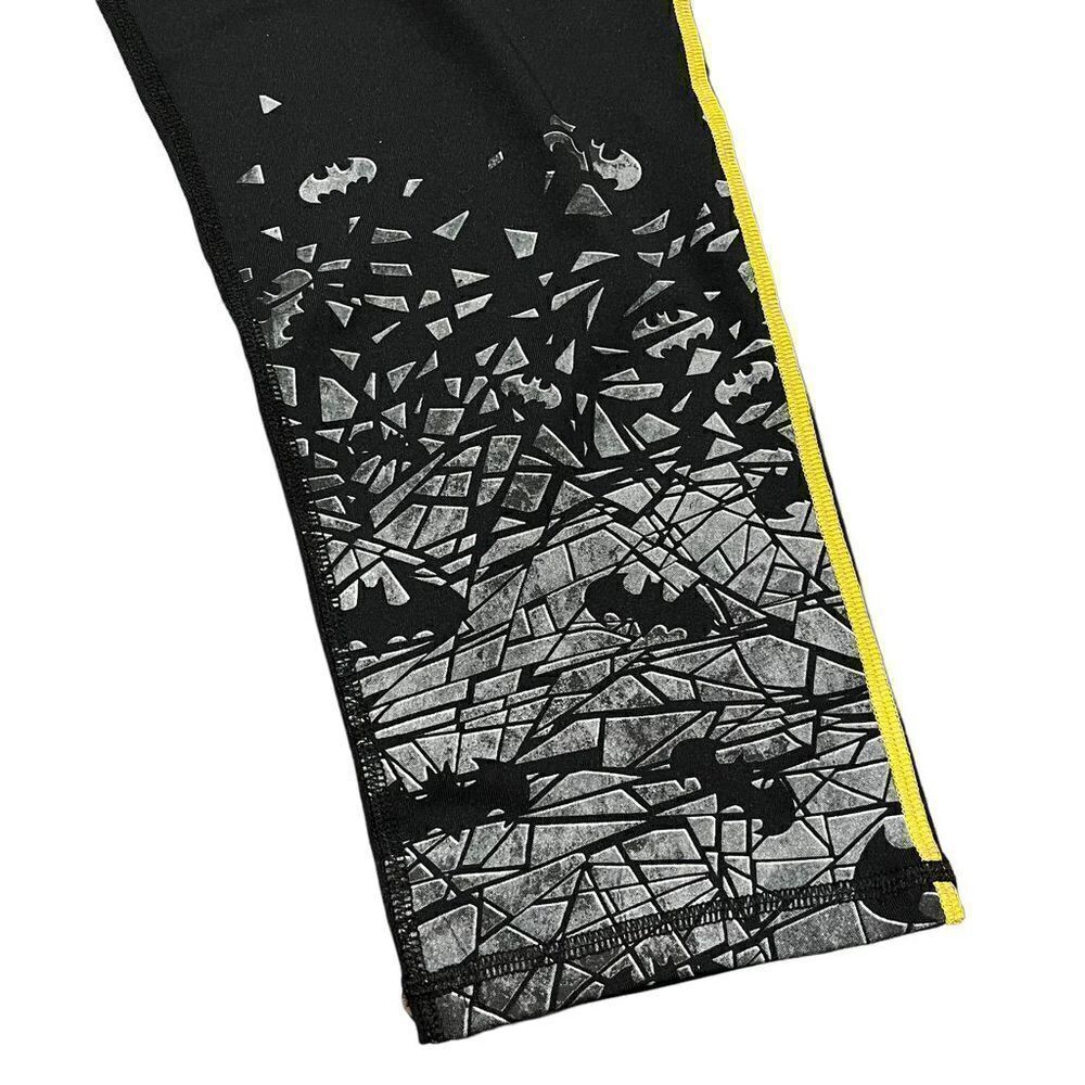 Her Universe DC Comics Batman Capri Workout Yoga Leggings Junior’s Large - Picture 3 of 4